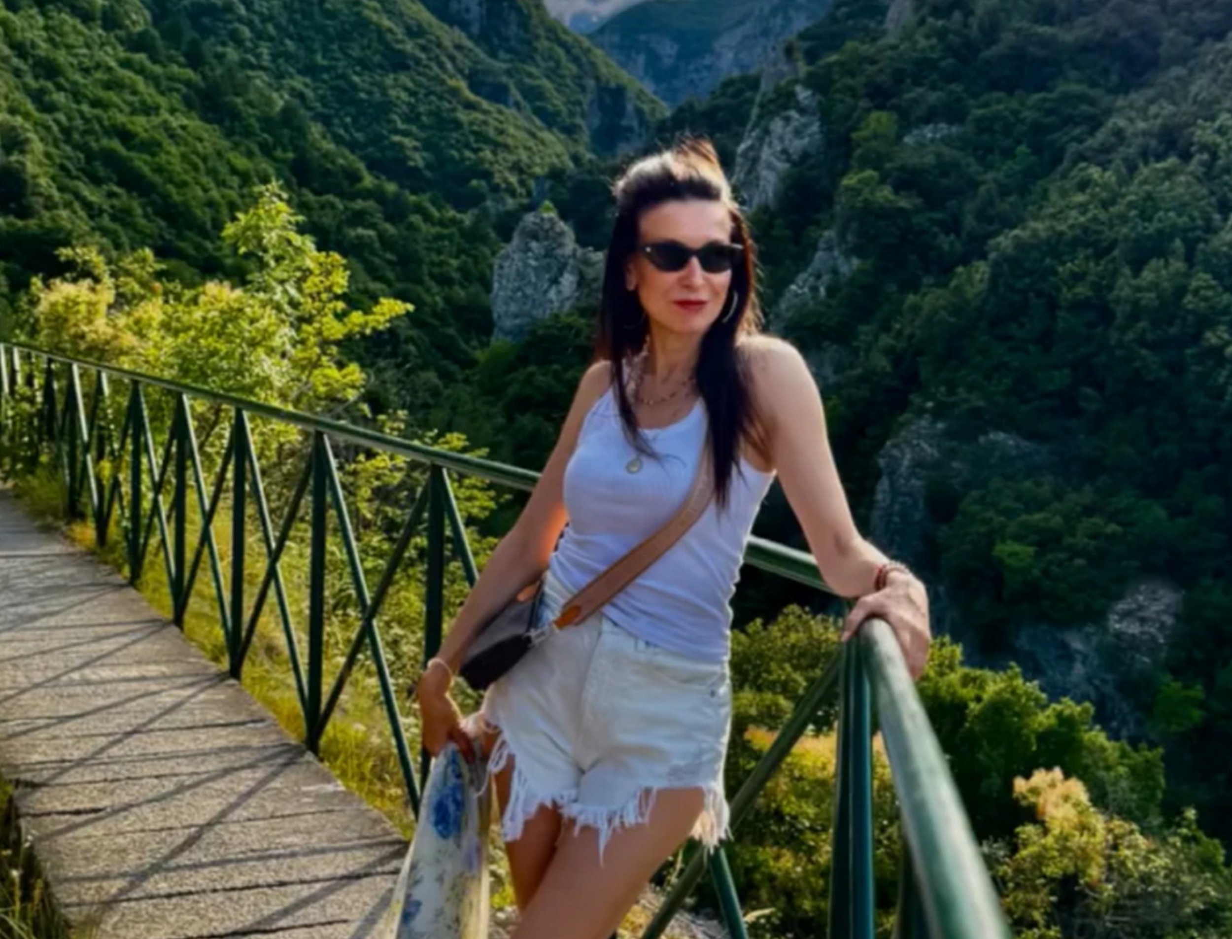 Voditeljka se razvela od biznismena, sada pozira u bezobrazno kratkom šortsu: Izvajane noge mame poglede