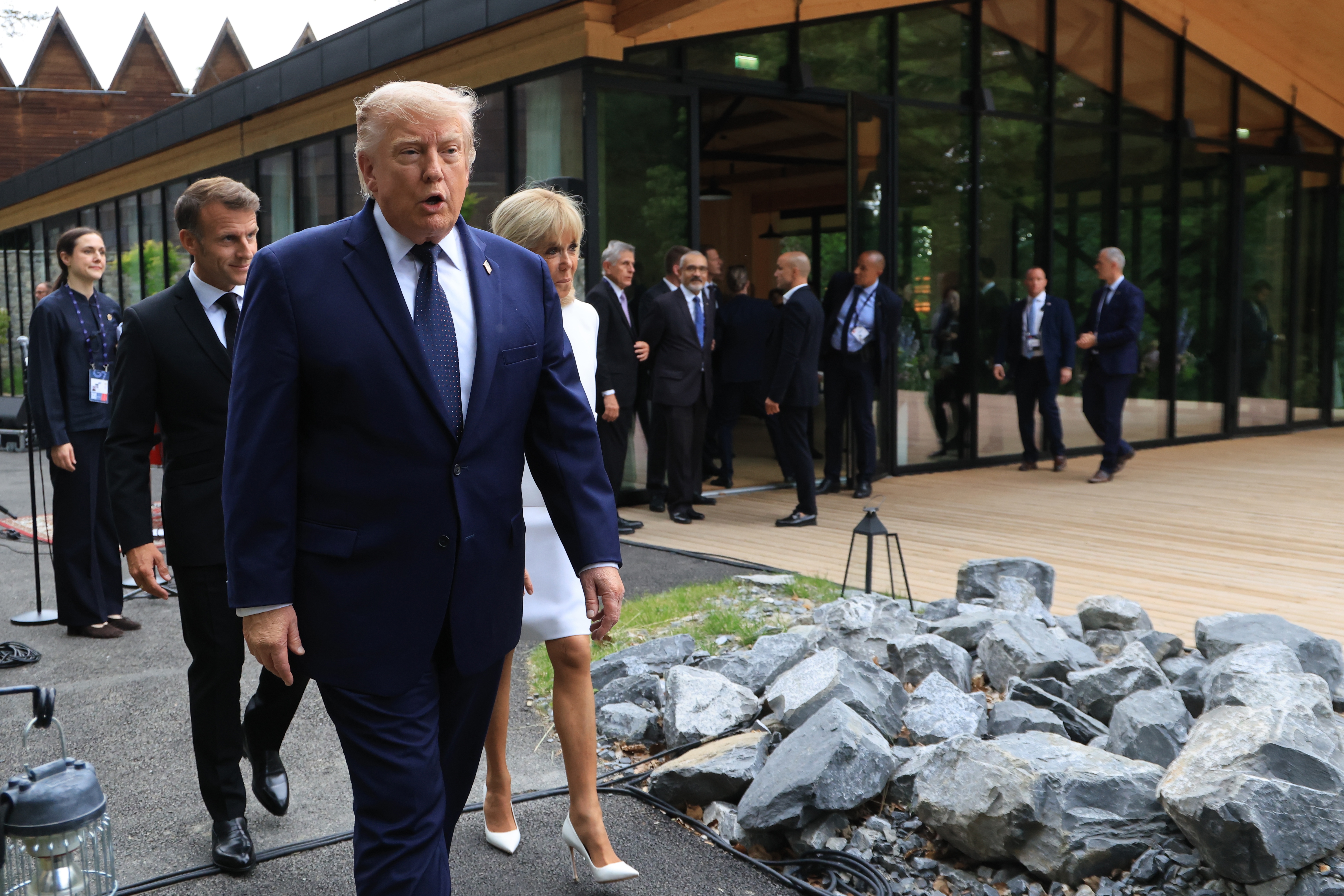 Brižit Makron i Donald Tramp opet privukli svu pažnju: Uslikani kako se "pipkaju", otkriveno šta se dogodilo
