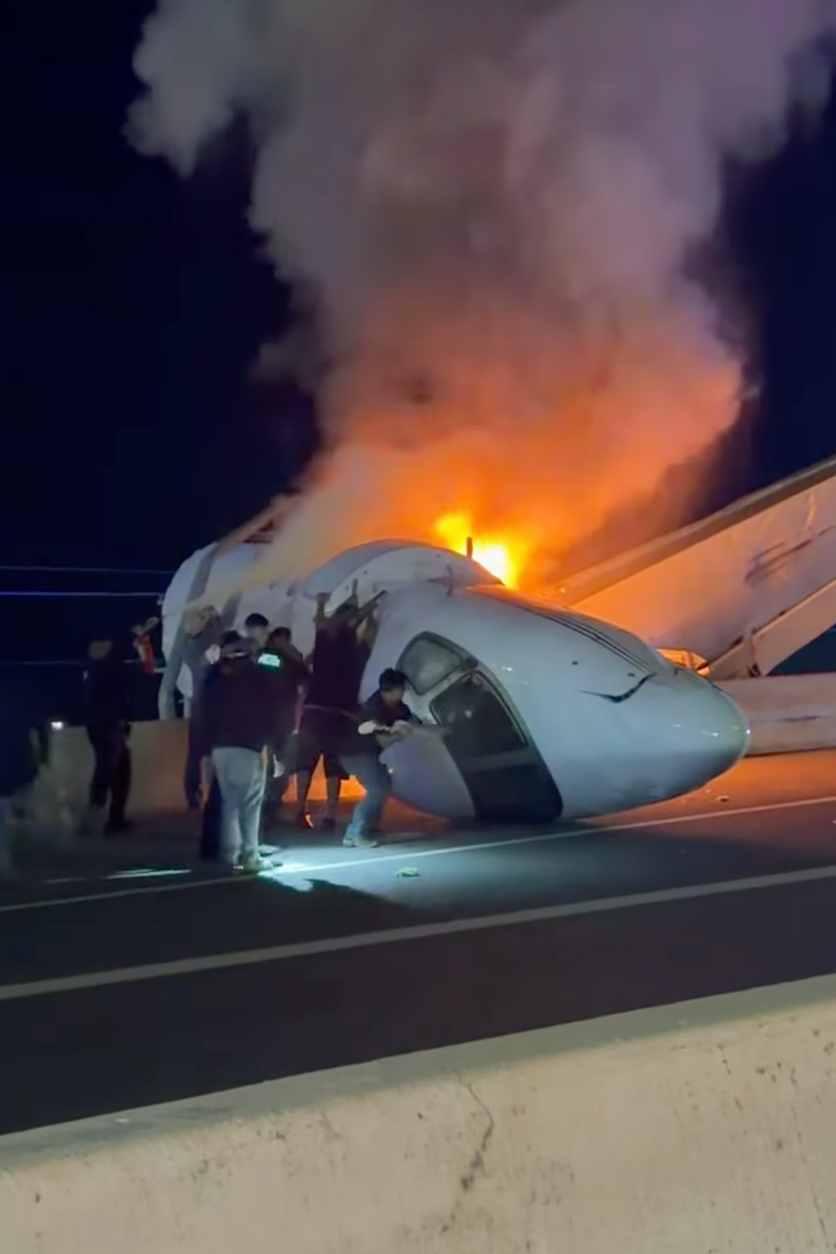 Poslovni avion NetJetsa srušio se na autoput u Teksasu: Jedna osoba poginula, pet povređeno