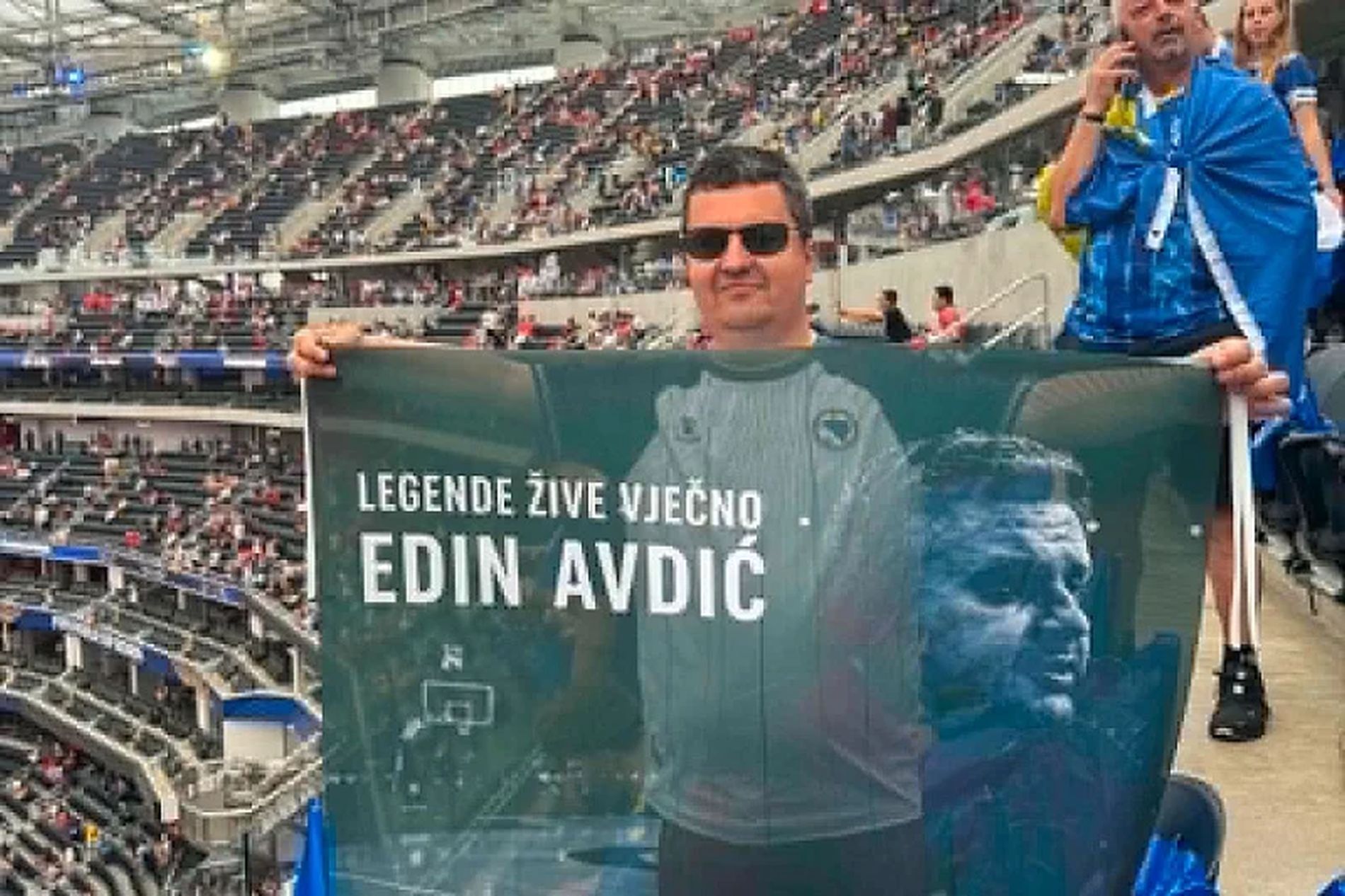 O ovome će se pričati, legende žive večno: Navijač Bosne i Hercegovine poneo zastavu s likom Edina Avdića