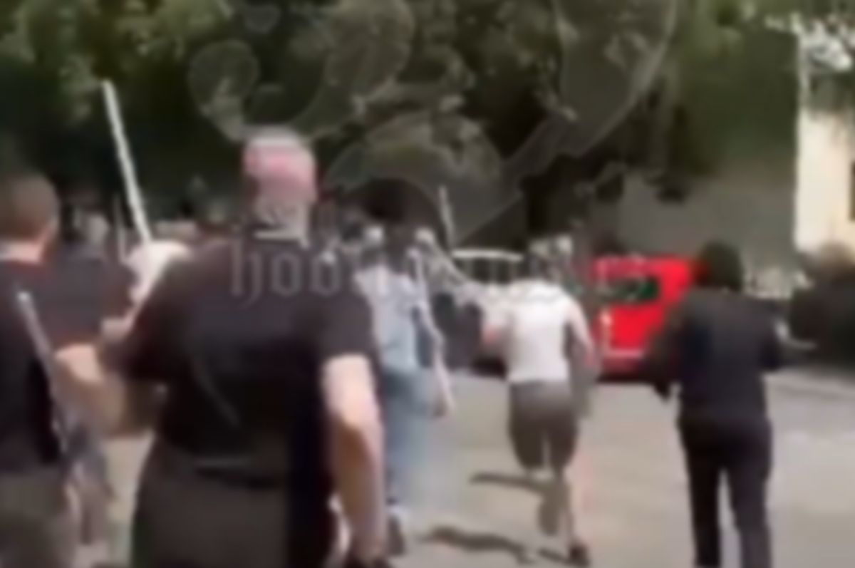 Haos u Zemunu: Pogledajte tuču Delija i Grobara, huligani naoružani motkama se jurili po ulici