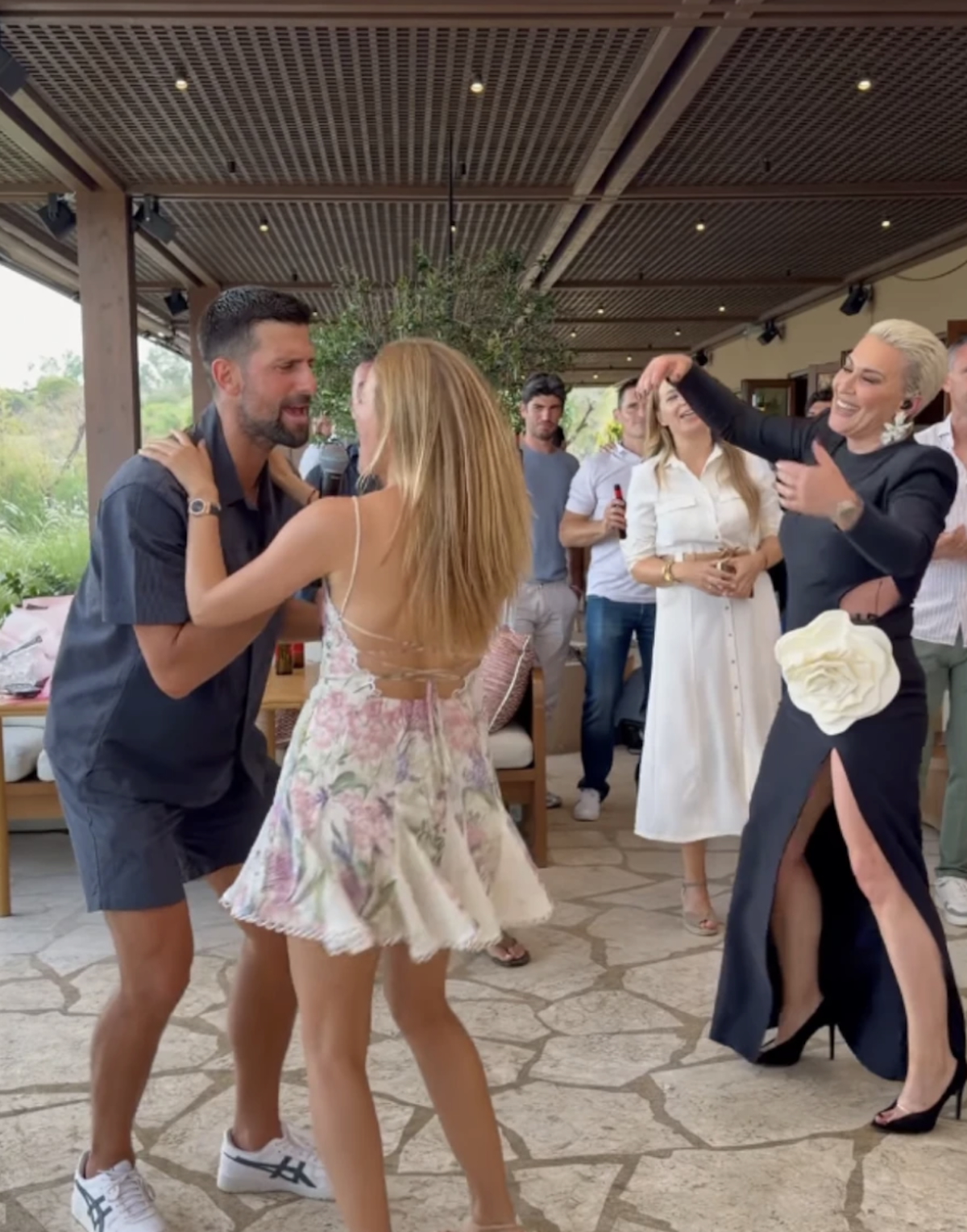 Zakupili kuću na plaži, angažovali hrvatsku zvezdu: Isplivao snimak sa slavlja, Nole i Jelena plešu kao nikad
