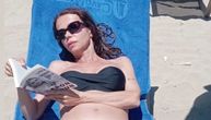 Voditeljka se skinula u šestoj deceniji: Uslikana u smeloj pozi, a njoj mini bikini - objava iznenadila sve