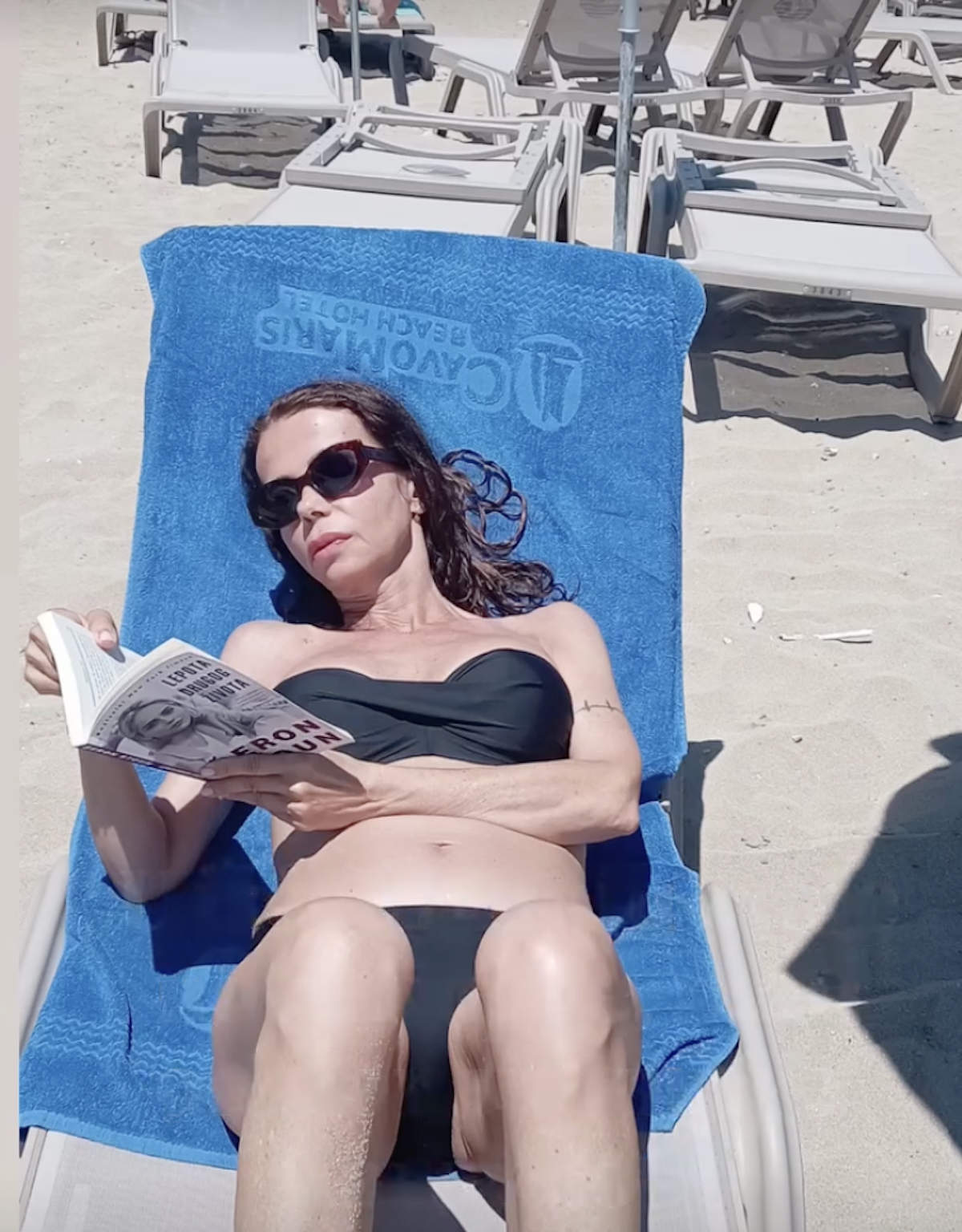 Voditeljka se skinula u šestoj deceniji: Uslikana u smeloj pozi, a njoj mini bikini - objava iznenadila sve