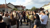 Krcato ispred škole u Mrčajevcima! Brojni meštani došli da pruže podršku dečaku koji je pretrpeo nasilje