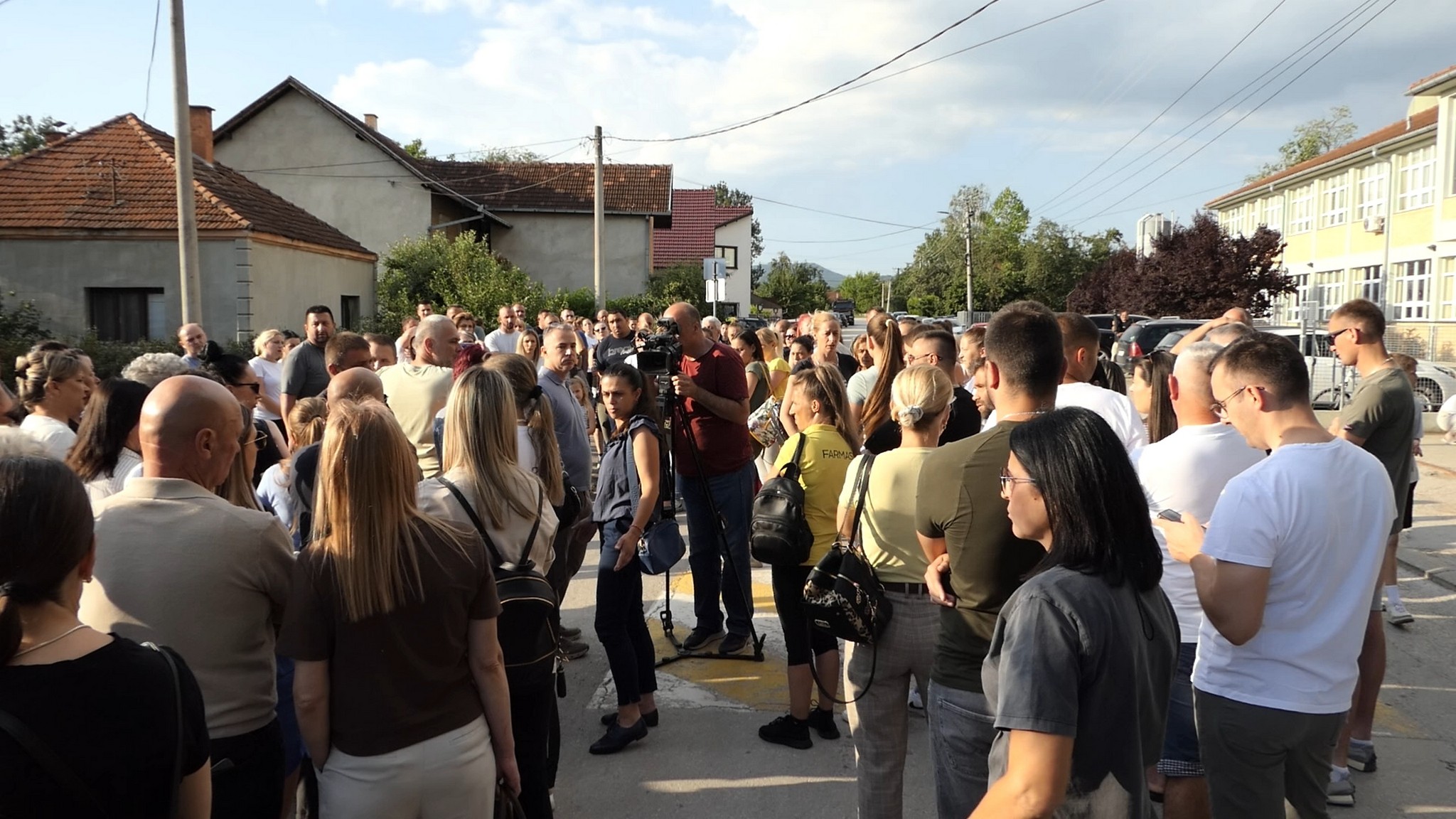 Krcato ispred škole u Mrčajevcima! Brojni meštani došli da pruže podršku dečaku koji je pretrpeo nasilje
