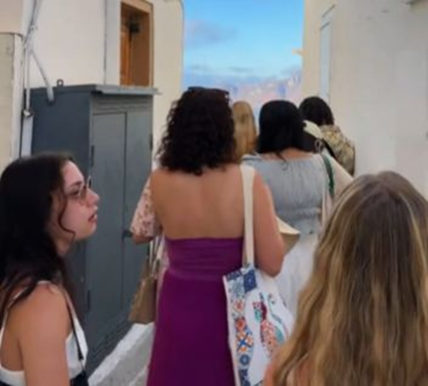 Grčka pod opsadom selfija: 3,2 miliona turista u redovima za ‘savršenu fotku’ ispred ovih mesta, a Grci šize!
