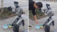 ŠOK SCENA NA ULICI! Robot kleči na kolenima, traži pomoć od prolaznika: "Nemam para za struju"