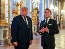 Donald Tramp, Emanuel Makron, Versaj