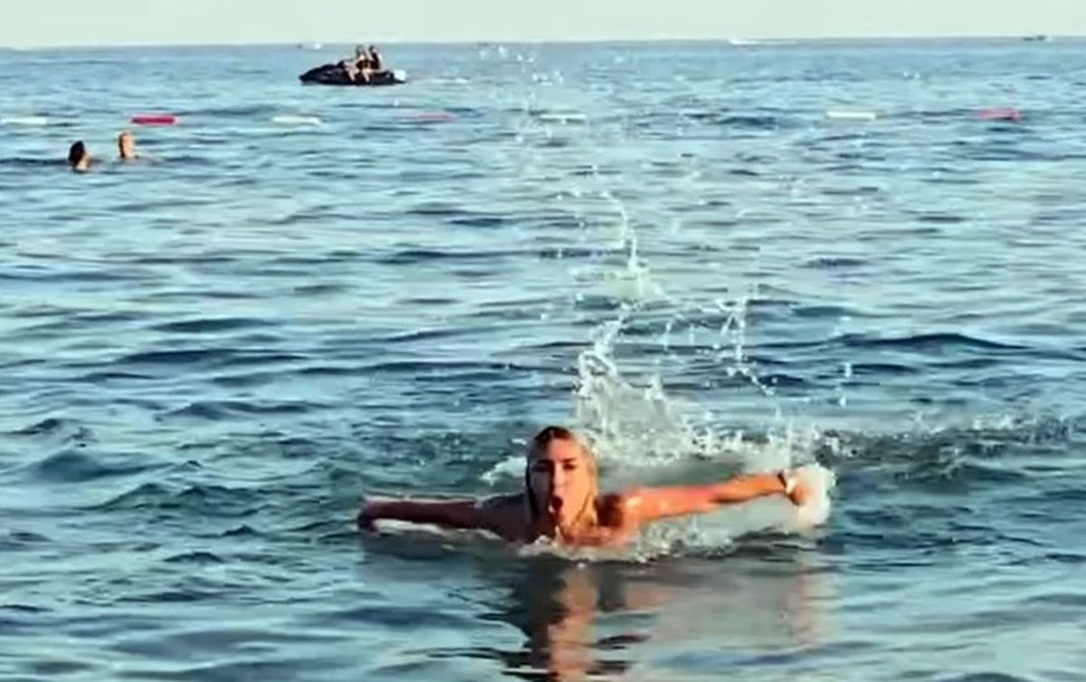 "Udar bokeljške sirene usred Budve": Jovana Jeremić pravi dar-mar u CG, ljudi je u čudu gledali, a ona...