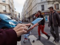 Pešak, prešački prelaz, telefon
