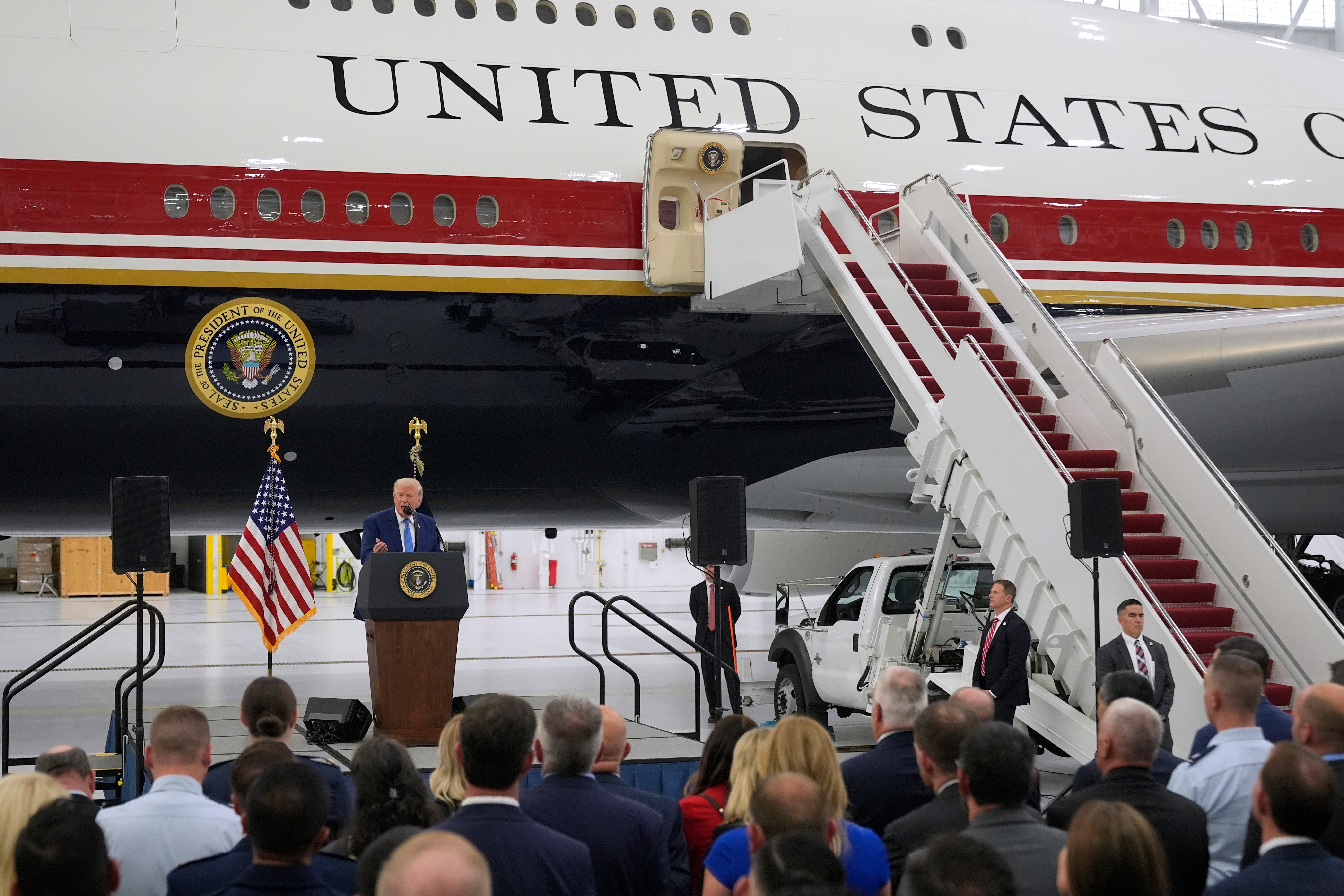 Federalni agenti na vratima novinara "Njujork tajmsa": Dobili sudske pozive zbog pisanja o Air Force One