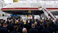 Bela kuća prestavila novi predsednički avion "Air Force One": Tramp trijumfalno sišao niza stepenice