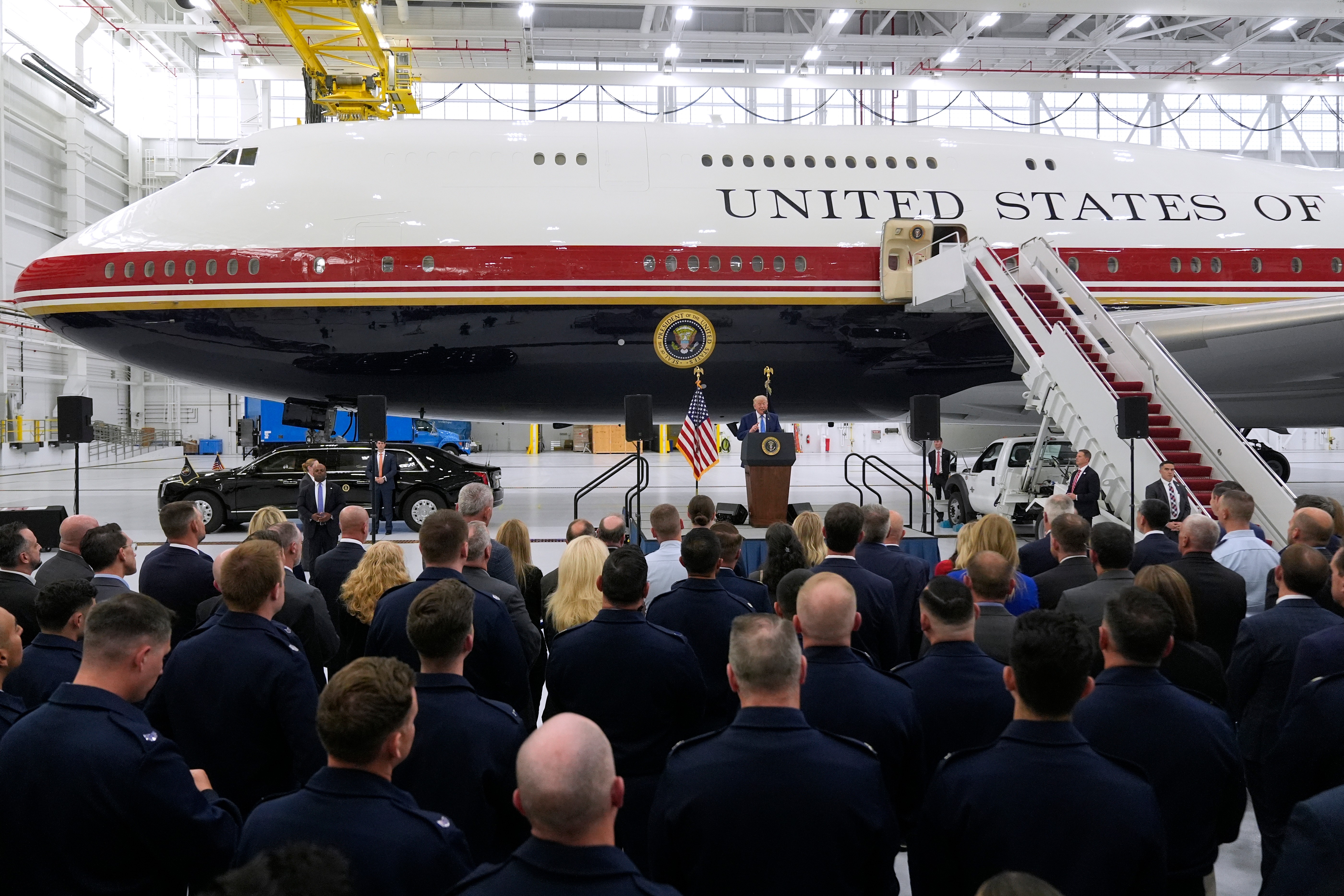 Bela kuća prestavila novi predsednički avion "Air Force One": Tramp trijumfalno sišao niza stepenice