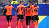 Grupa F, tri reprezentacije se nadmeću: Holandija vodi 2:0 posle sedam minuta igre, tvrdo kod Švedske i Japana