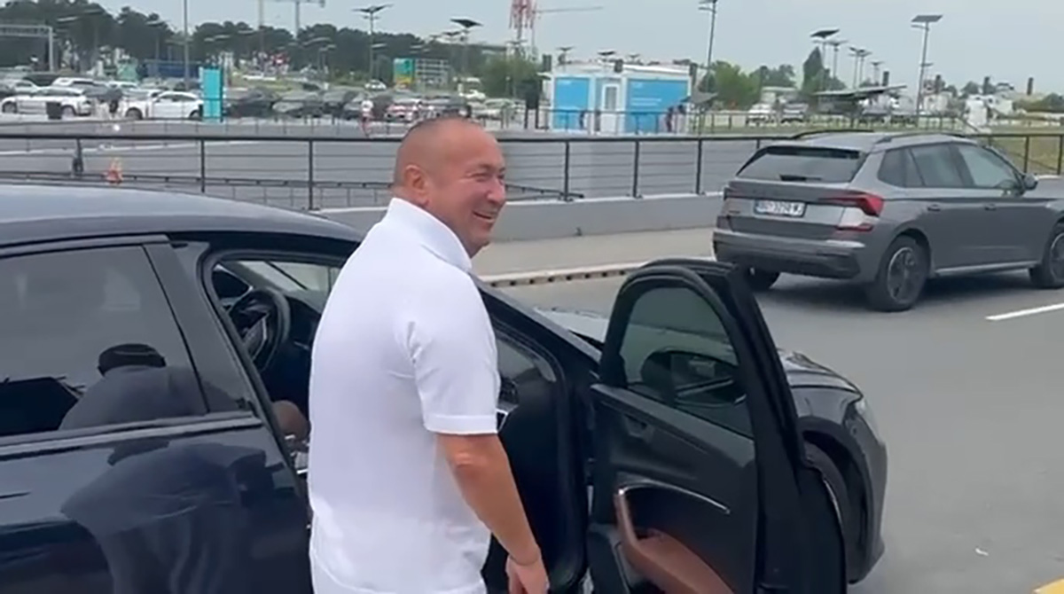 "Ostavila me Slađa, idem u ludnicu" Đani šokirao izjavom na aerodromu: Sav u belom, zlatni sat sija na ruci