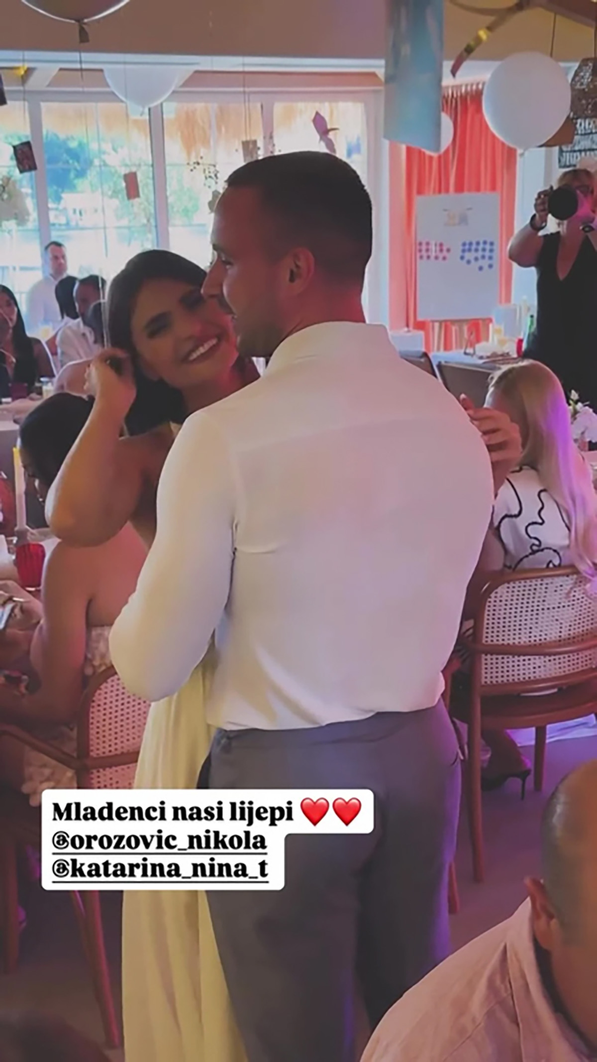 Dvostruko slavlje u porodici bivšeg zadrugara! Oženio se lepom brinetom, pa na venčanju otkrili pol bebe