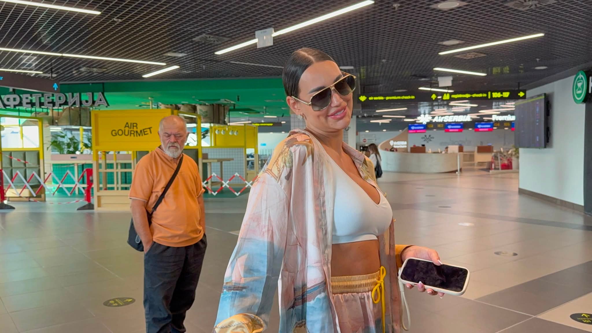 Kaća u šik izdanju, nosi luks Šanel torbu: Na aerodromu je čekala ćerkica, suprug nije došao zbog OVOGA