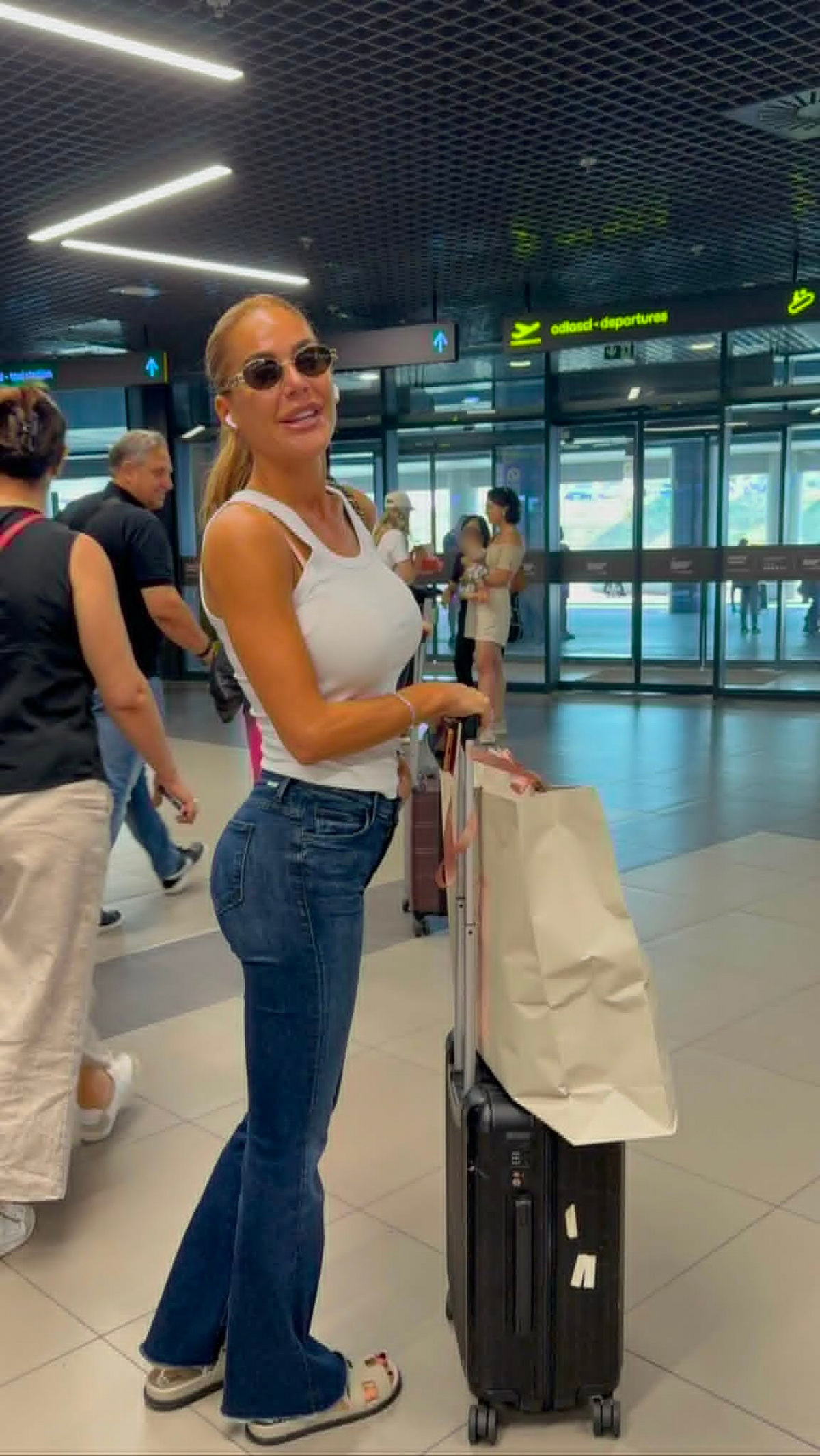Marina Visković stigla sa puta punih kesa: Pevačica u farmerkama i majici grmi, liniju dovela do savršenstva