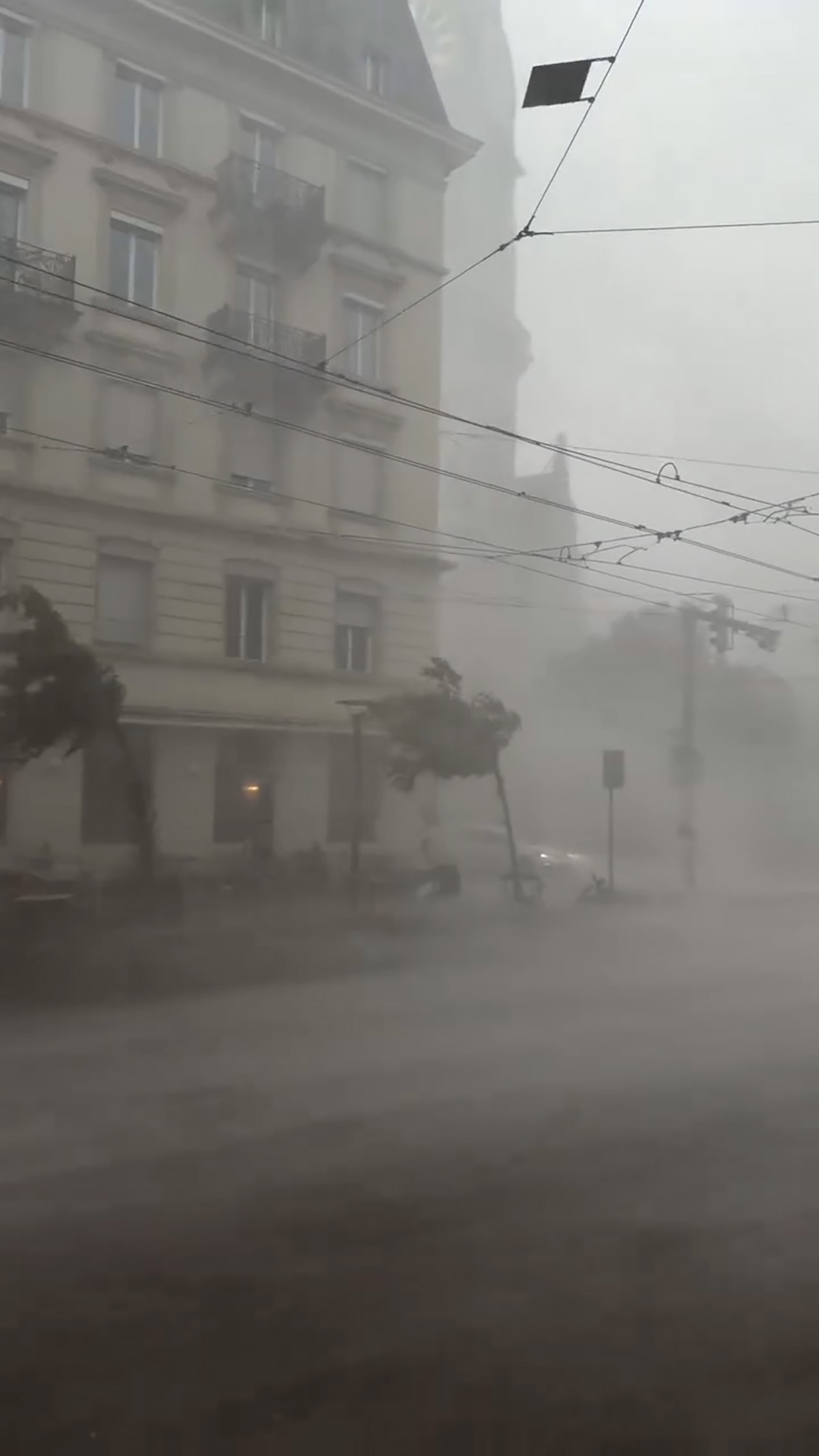 Stravična oluja protutnjala kroz grad pun naših gastarbajtera, tinejdžerka poginula: Slike sa ulica alaramntne