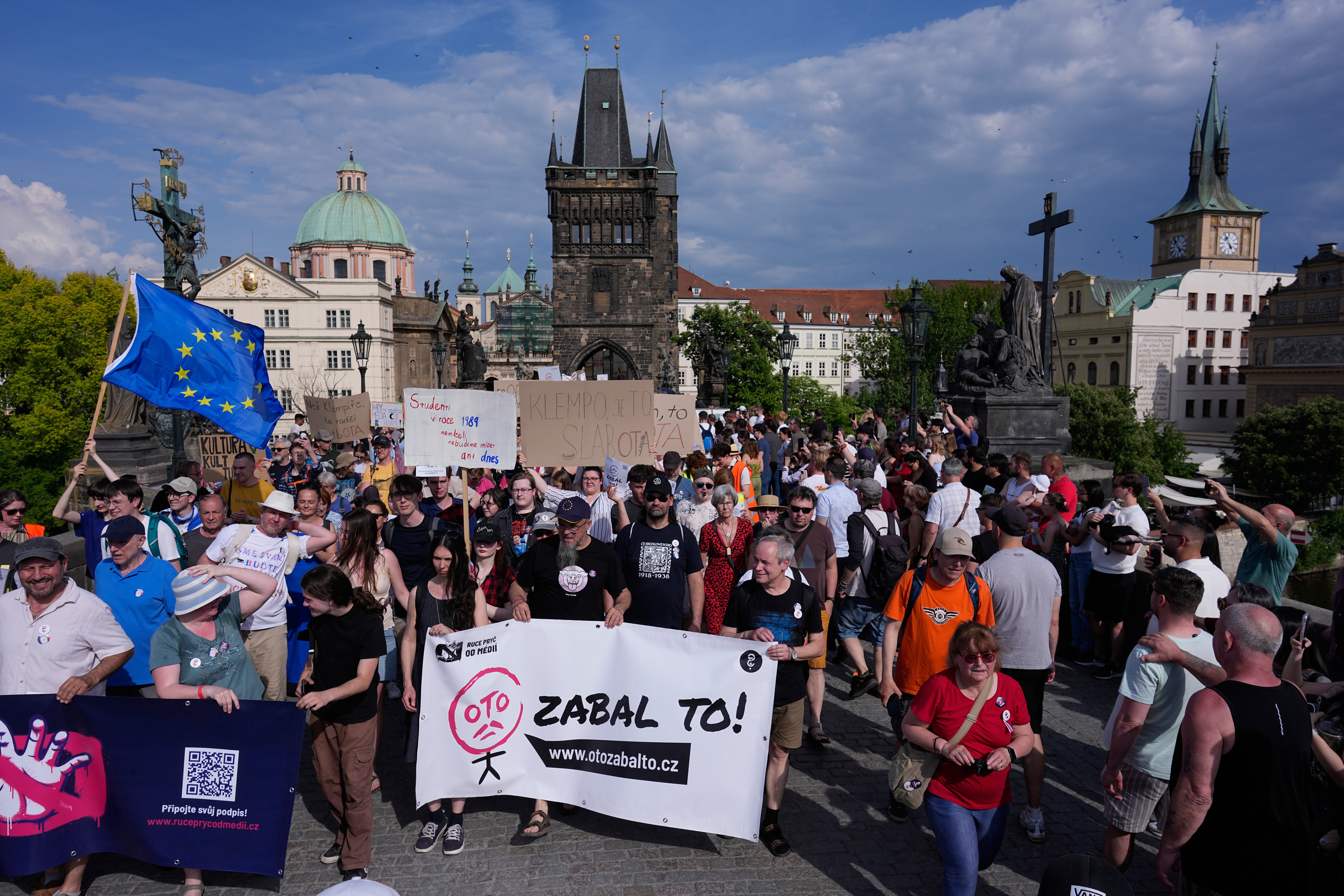 Veliki protesti u Pragu: Česti ovako brane javni servis od premijera Andreja Babiša