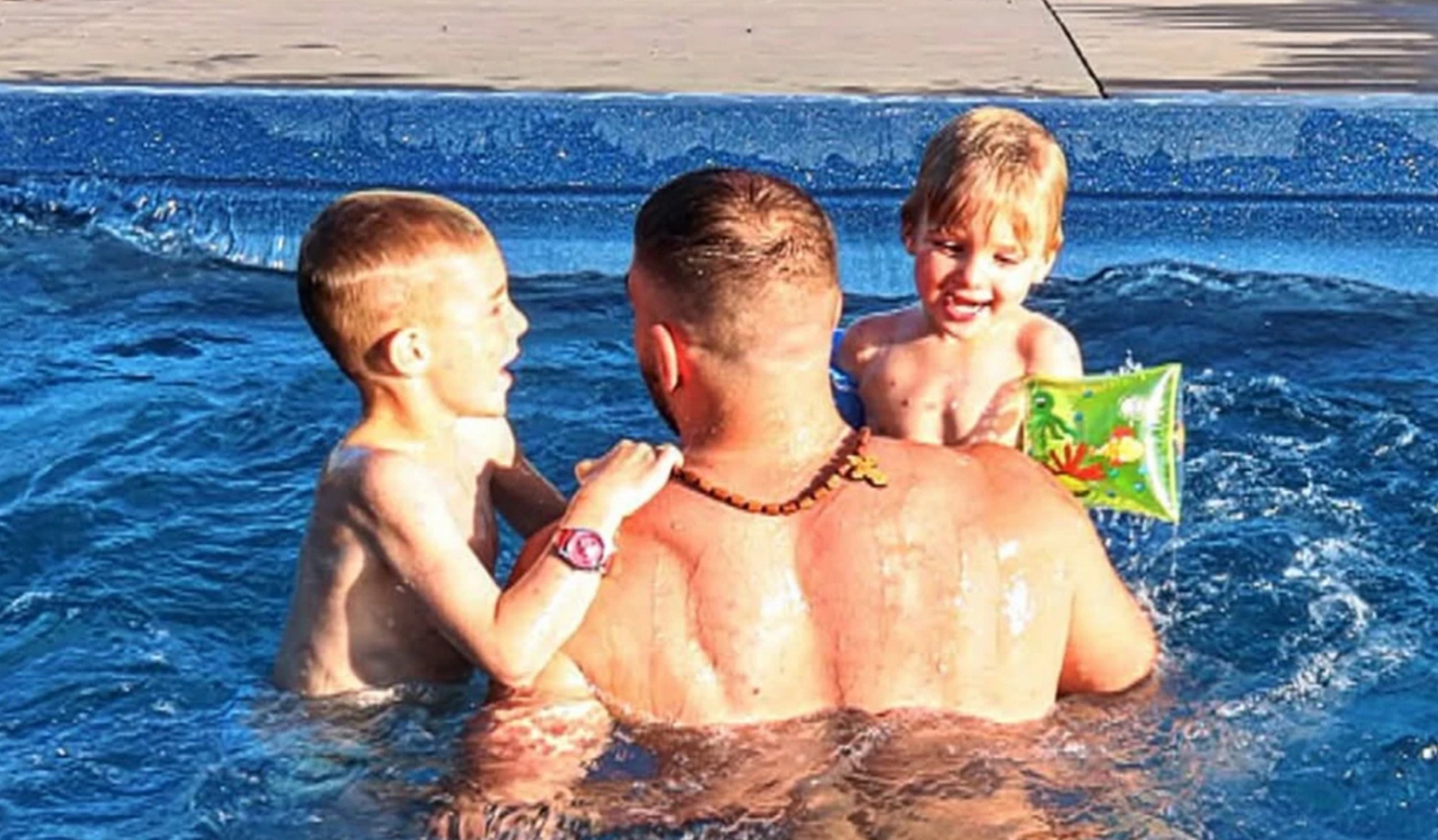 Nema lepše slike od ove: Veljko Ražnatović se kupa u bazenu sa sinovima, ovo njihov mali raj u Titelu