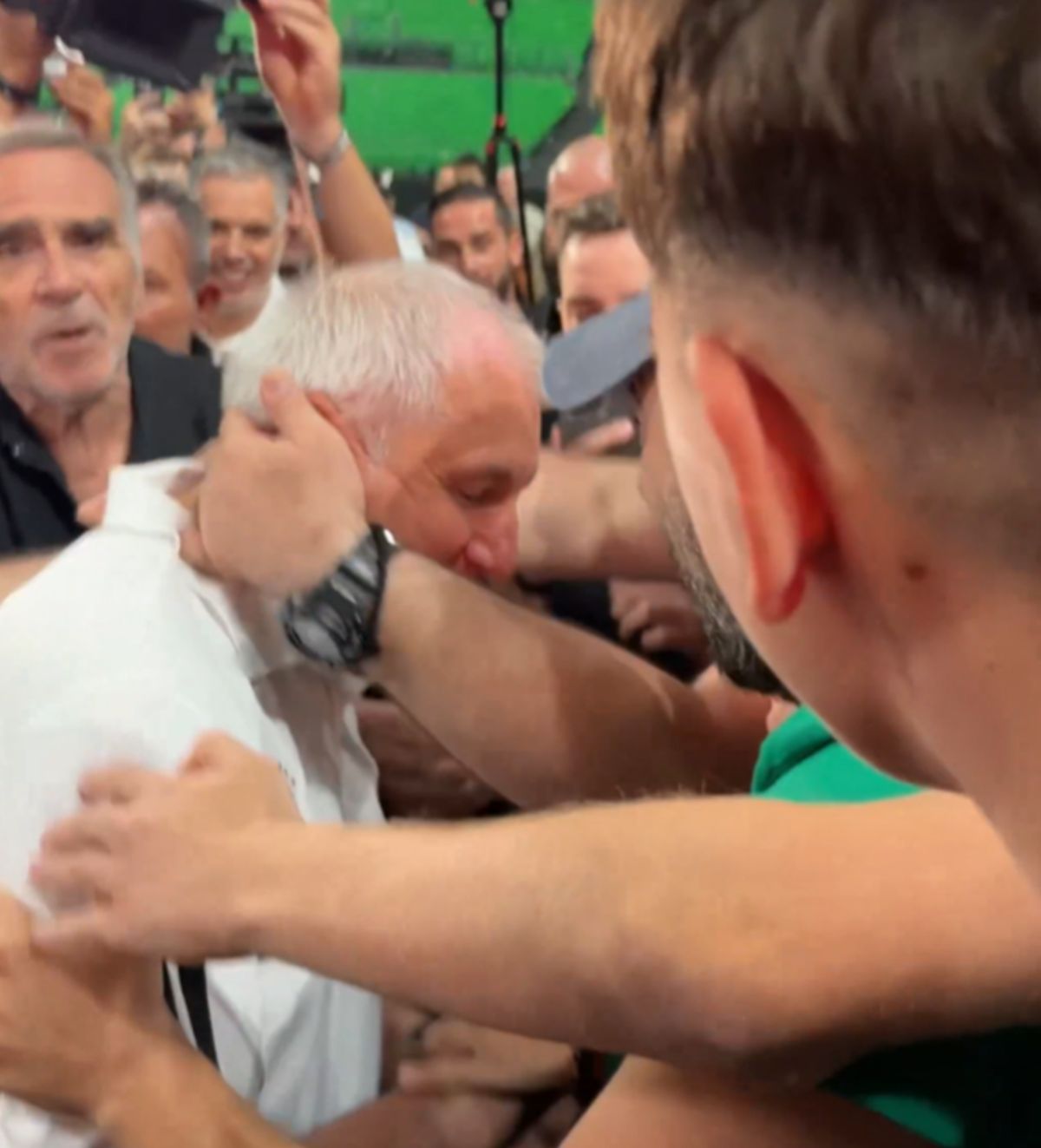 Kakav doček za Željka Obradovića, ovo se ne viđa nigde, Žoc stigao u Atinu, navijači ga ljube, grle...