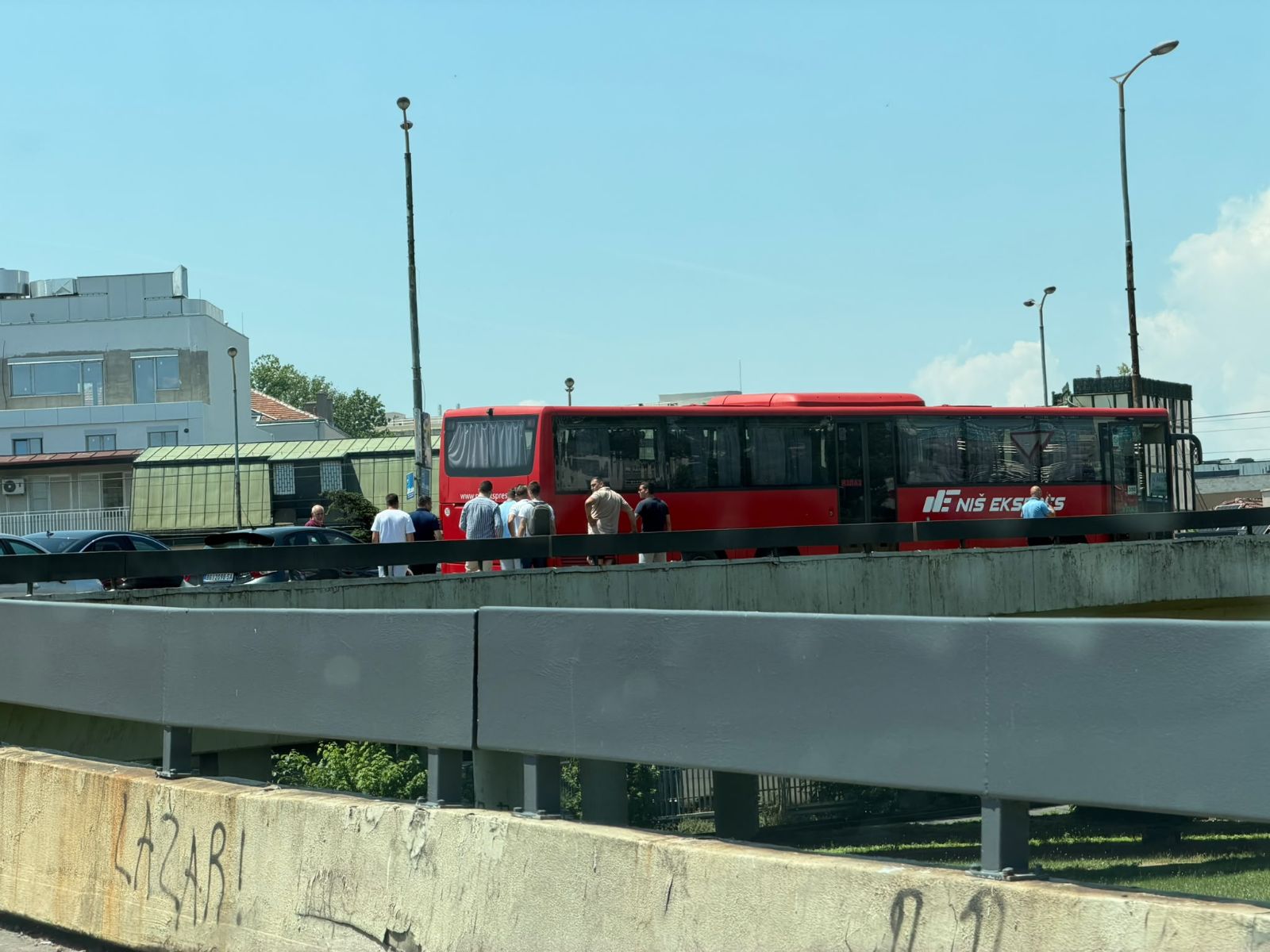 Neviđene scene na Autokomandi: Pogledajte šta su putnici autobusa morali da urade usred saobraćajnog KOLAPSA