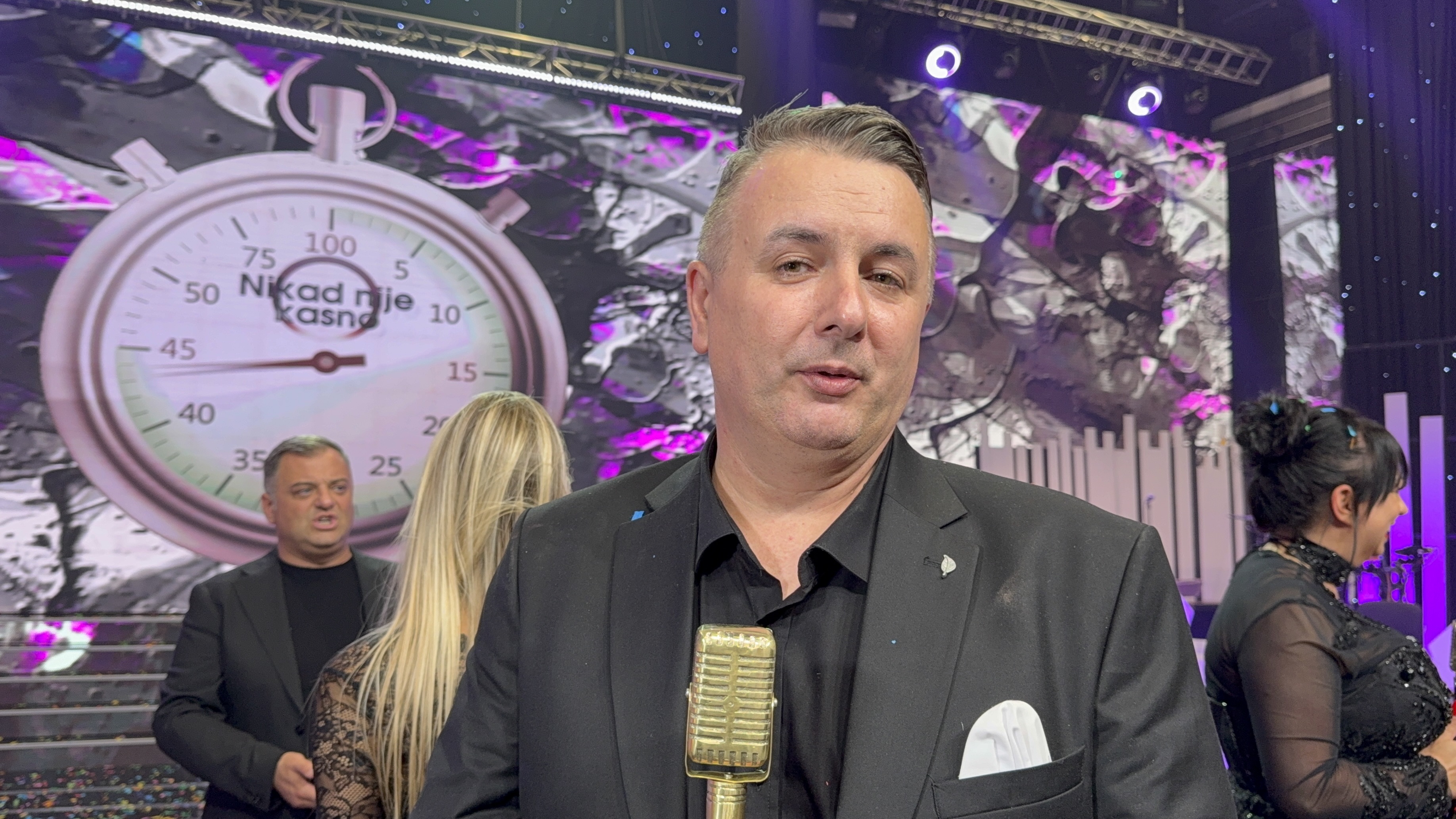 Prolazi kroz pakao nakon udesa! Pevač potpuno slomljen jer ne može da obiđe povređenu suprugu