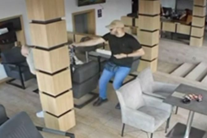 MUK PRED KAFANOM SMRTI U KUMODRAŽU: Zatvoren danas, bradati ubica sa kapom U BEŽKU! (FOTO) – Novosti MUK PRED KAFANOM SMRTI U KUMODRAŽU: Zatvoren danas, bradati ubica sa kapom U BEŽKU! (FOTO) – Novosti