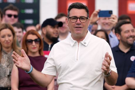 Andy Burnham,  Endi Bernam