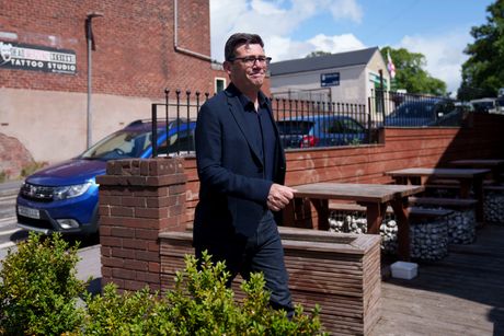 Andy Burnham,  Endi Bernam