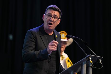 Andy Burnham,  Endi Bernam
