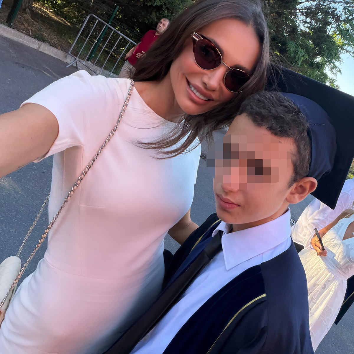 Emina Jahović i Mustafa Sandal zajedno na maturi mlađeg sina! Emotivni prizori, sve pršti od sreće: "Ponosna!"