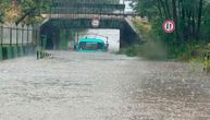 Čovek zarobljen ispod podvožnjaka, od poplave nema kud: Nevreme potopilo Kraljevo, slike kruže mrežama