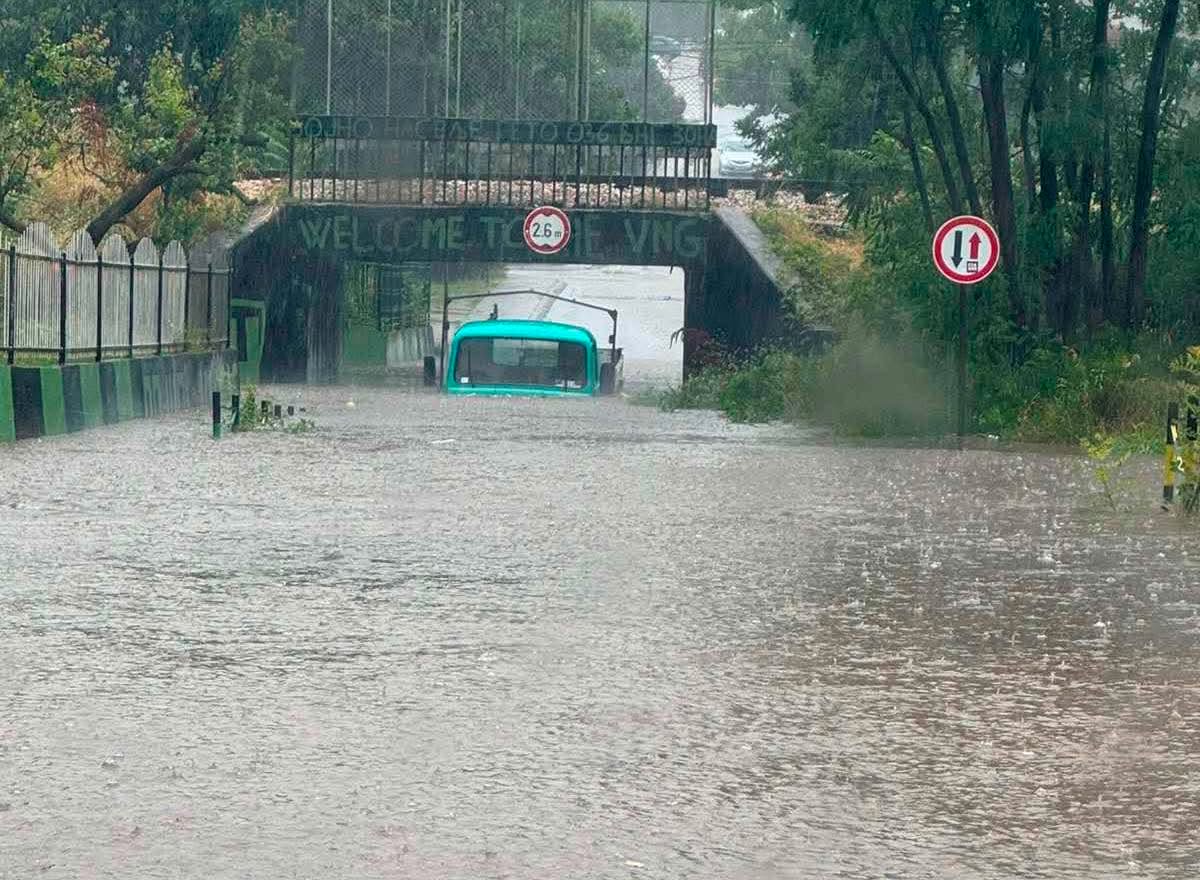 Čovek zarobljen ispod podvožnjaka, od poplave nema kud: Nevreme potopilo Kraljevo, slike kruže mrežama