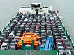 Teretni brod prevozi automobile
