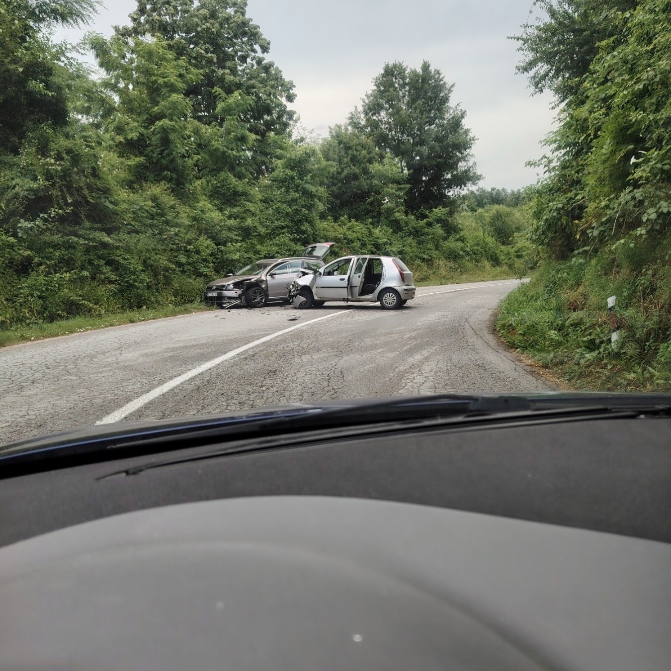 Teška saobraćajka kod Valjeva! Delovi automobila rasuti po putu!