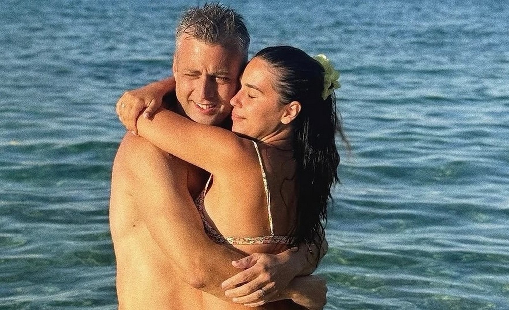 Nakon 3 porođaja grmi kako izgleda: Žena našeg pevača se skinula u bikini, zgodna doktorka oduševila figurom
