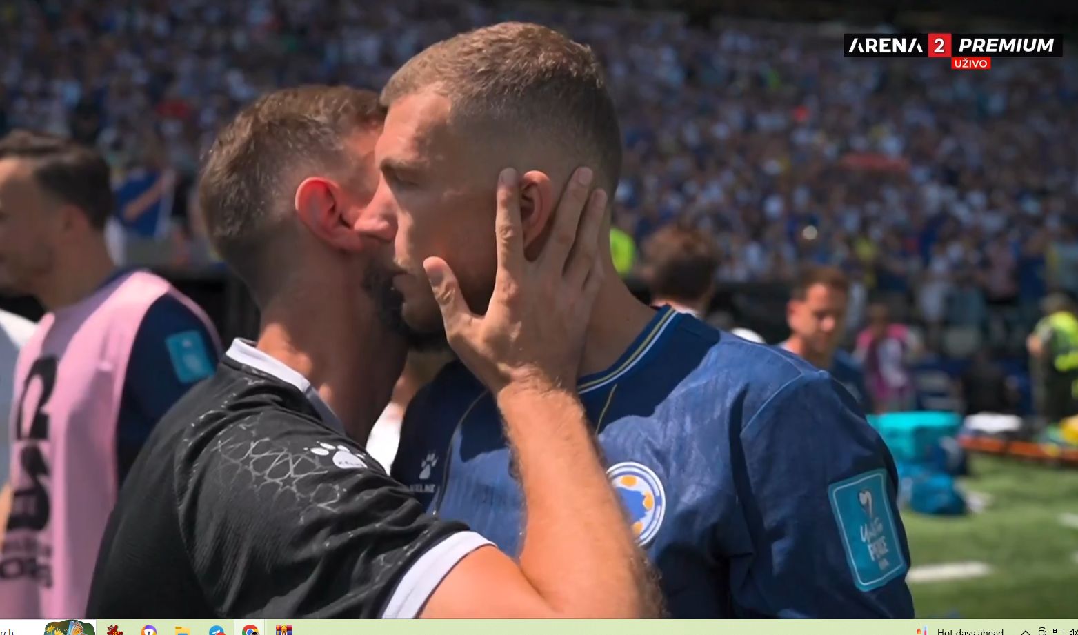 Edin Džeko potpuno odlepio! Umesto da slavi, hteo da bije trenera BiH, i to nakon što ga poljubio!