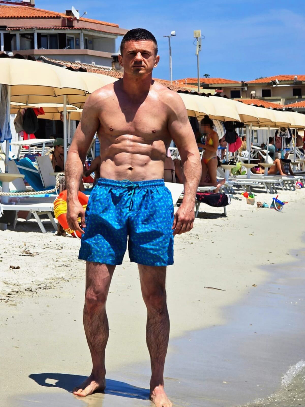 Dečko Jovane Jeremić pokazao isklesano telo! Tigar sa voditeljkom napustio Srbiju, pa objavio slike sa plaže