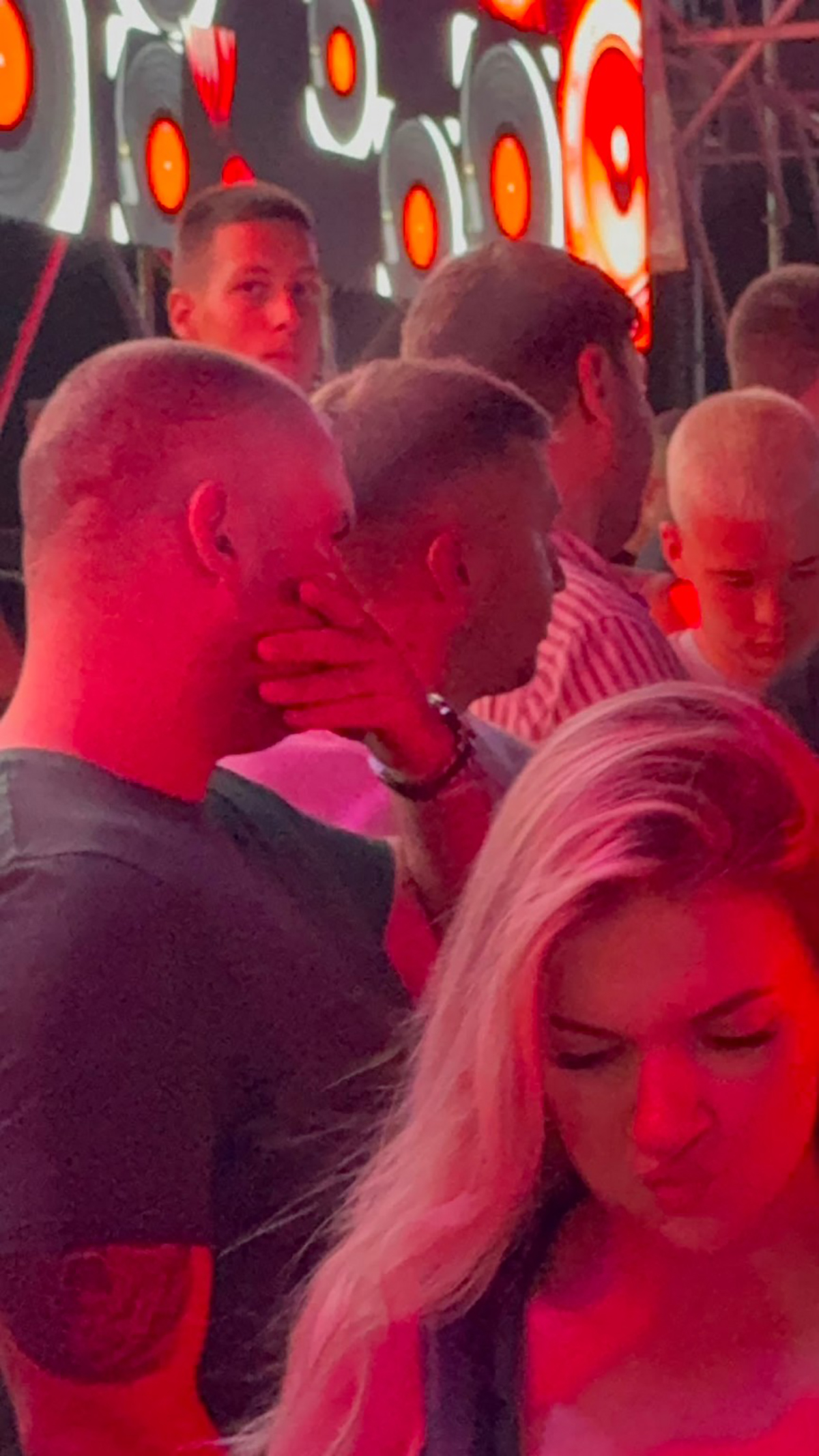 Prvo pojavljivanje Stefana Karića nakon presude: Bivši rijaliti učesnik u društvu prijatelja došao na festival