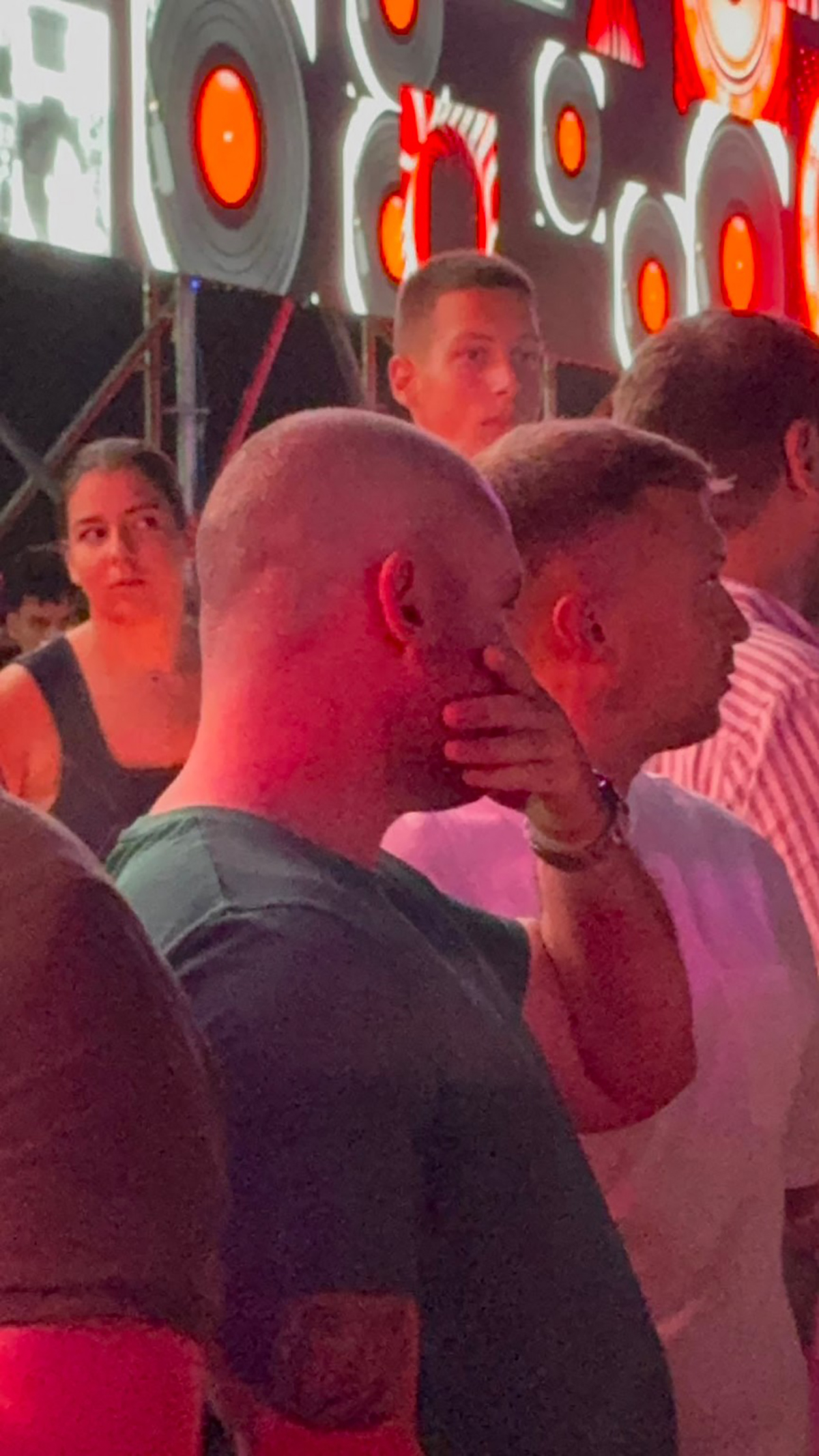 Prvo pojavljivanje Stefana Karića nakon presude: Bivši rijaliti učesnik u društvu prijatelja došao na festival