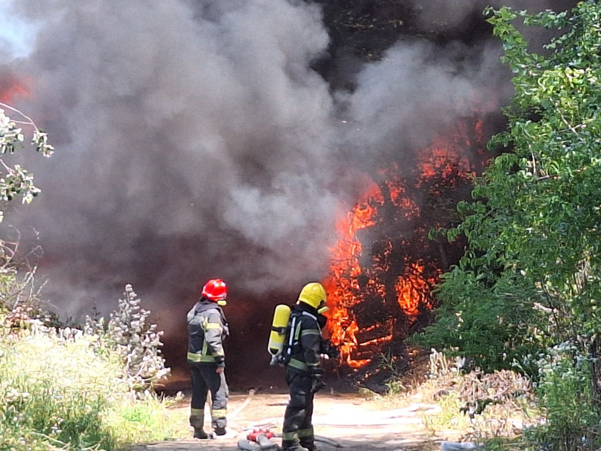 Prve slike sa lica mesta: Herojska borba sa vatrenom stihijom u krugu železničke stanice Makiš