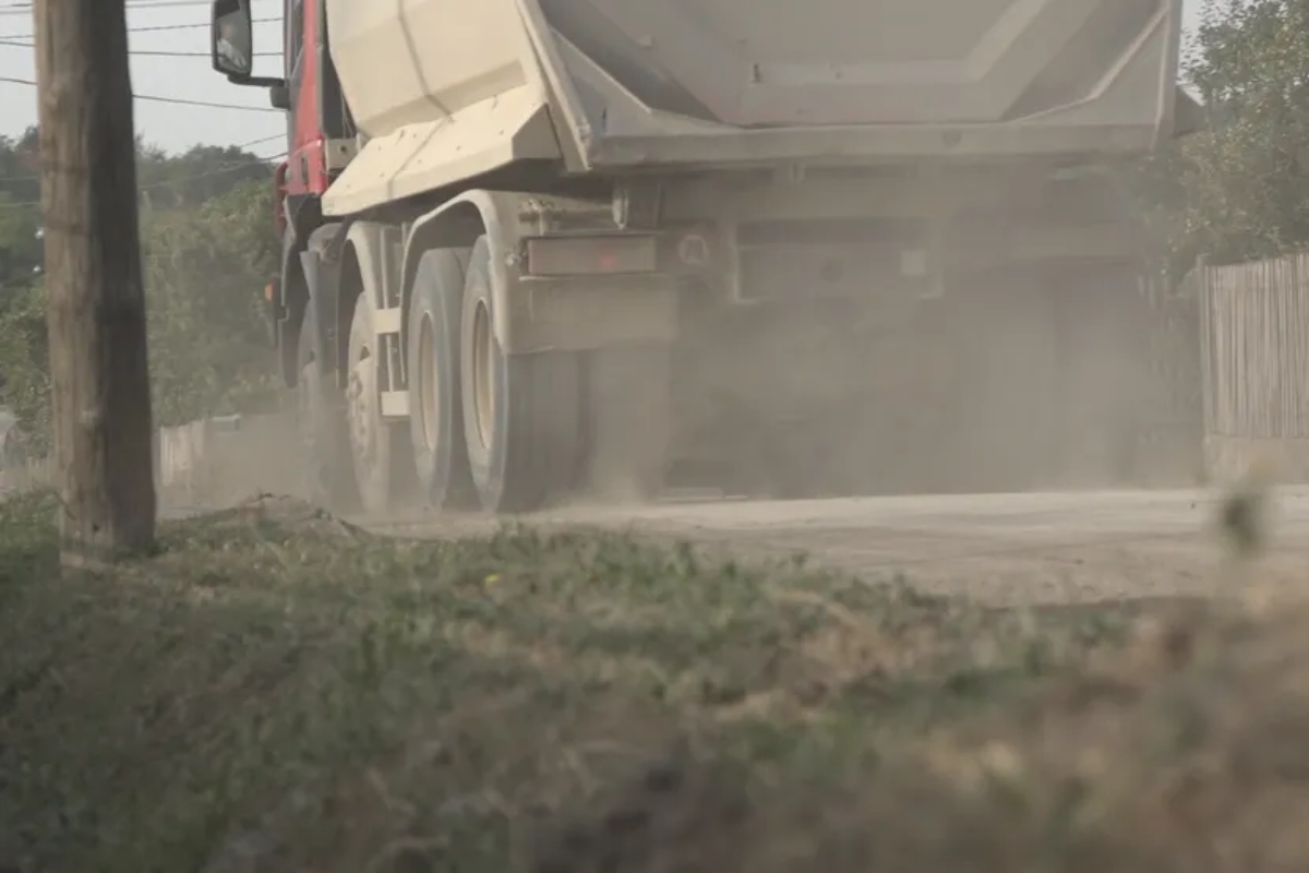 Kamion ponovo odvalio ogradu porodične kuće u Čačku! Meštani besni: "To je višegodišnji problem"