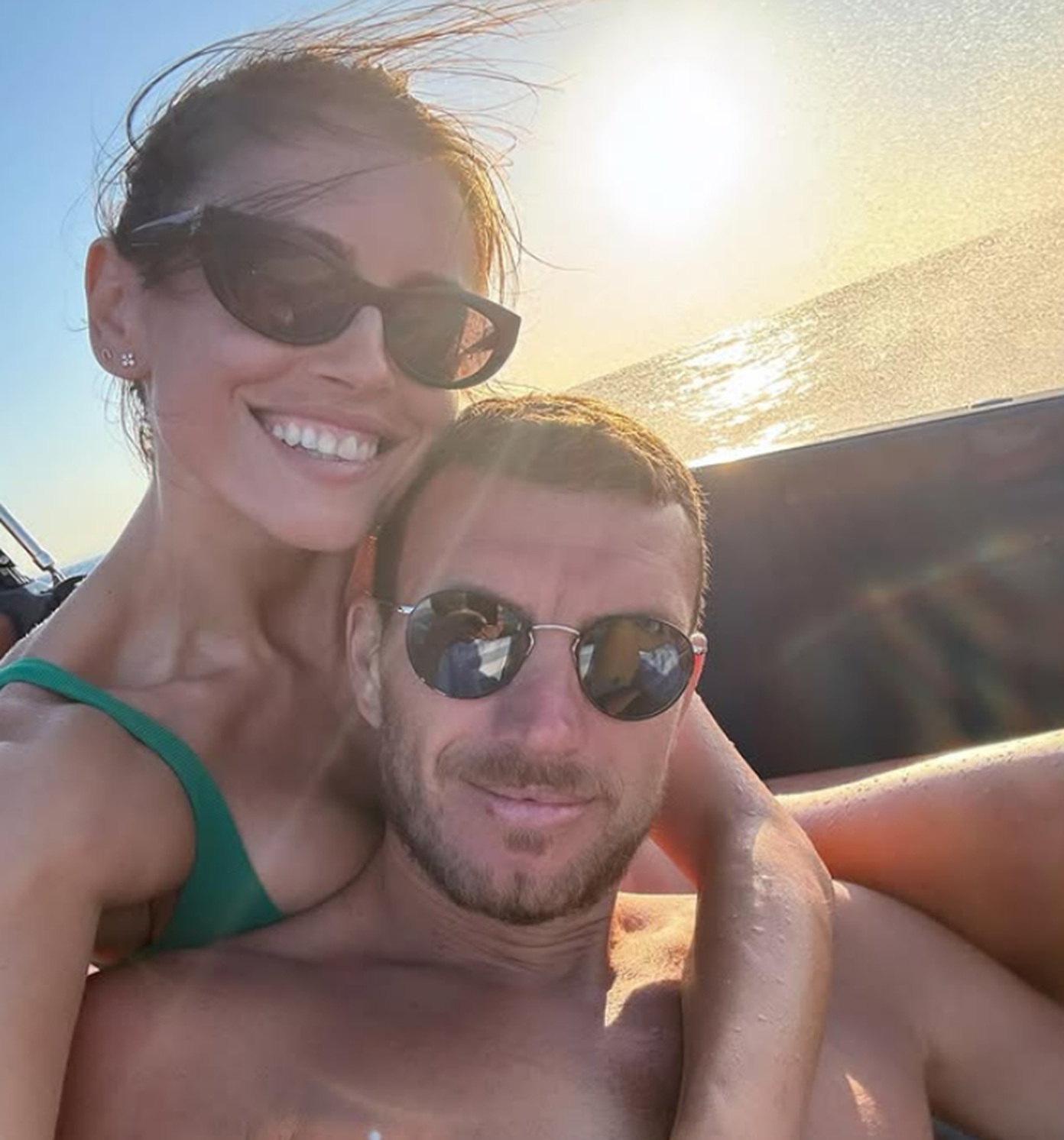 Brutalna poruka supruge Edina Džeka za hejtere i medije: “On je čovek od krvi i mesa, tražite dlaku u jajetu”