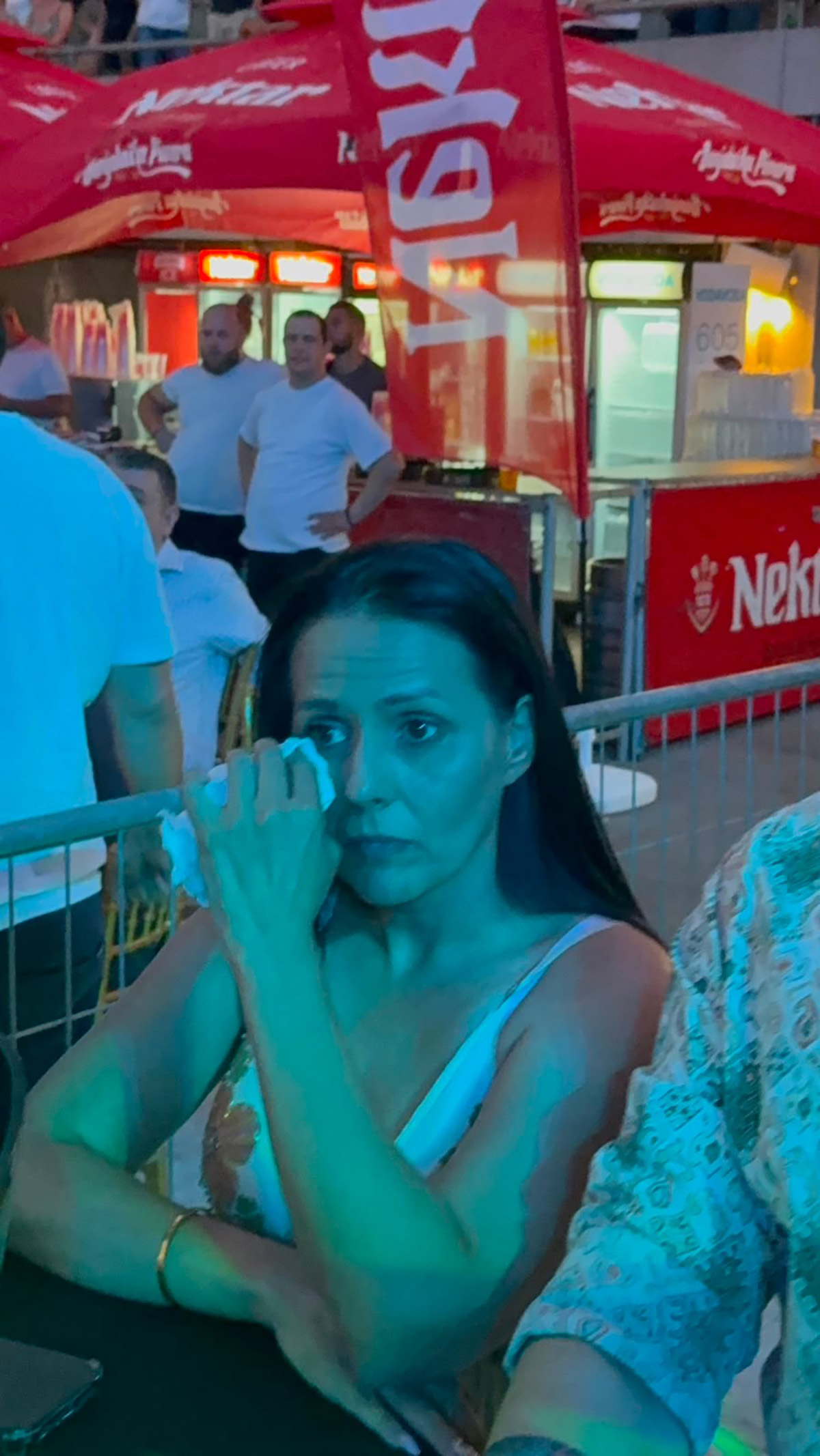 Emotivan trenutak sa Tašmajdana: Sinanova ćerka se rasplakala dok su odjekivali hitovi njenog pokojnog oca