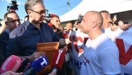 Vučić dobio ikonu na poklon od mladih sa Kosova!