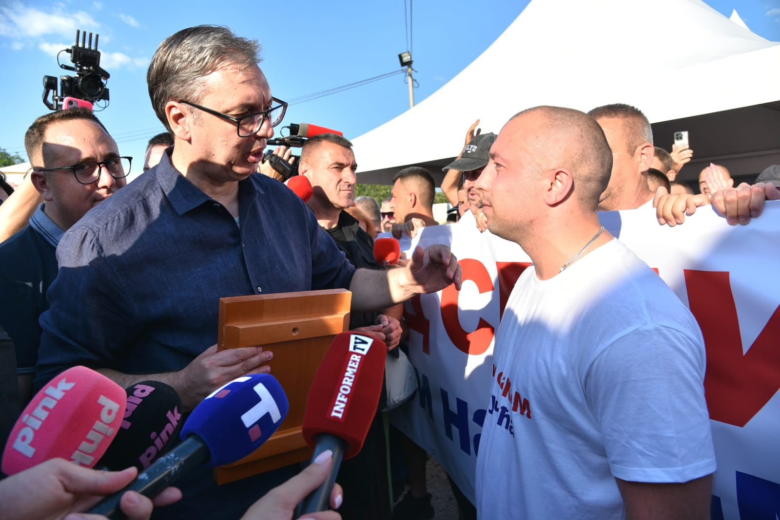 Vučić dobio ikonu na poklon od mladih sa Kosova!