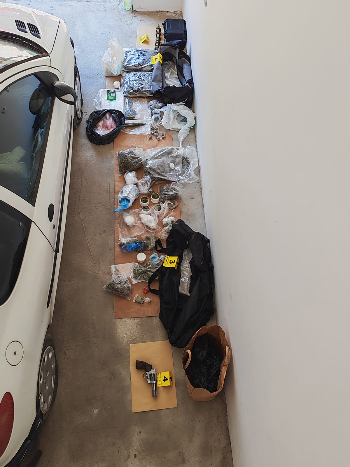 ORUŽJE, KOKAIN I VOJNI ARSENAL: Velika zaplena u Novom Sadu, policija presekla lanac ulične prodaje!